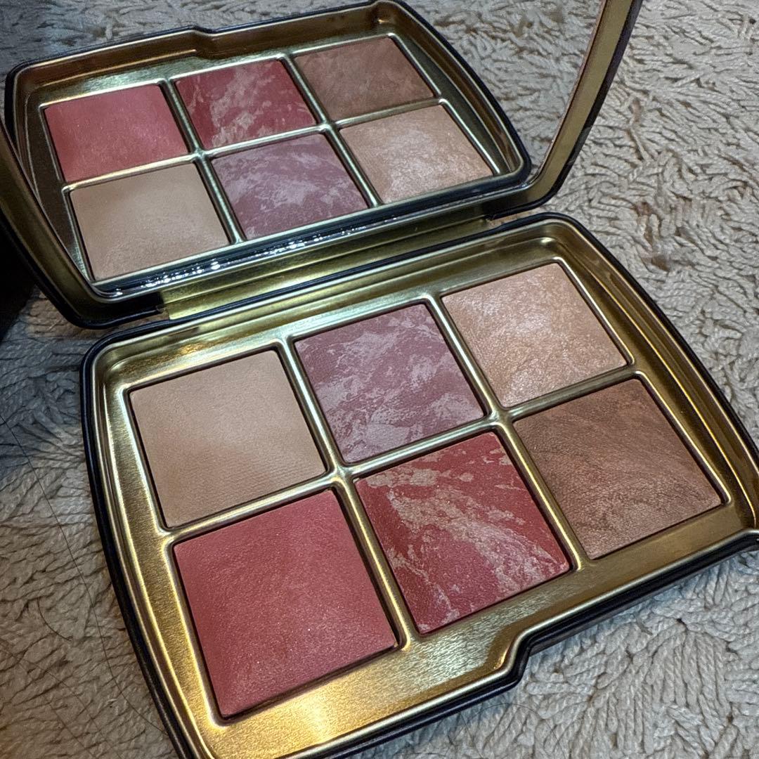 チーク Hourglass Ambient Lighting Blush horse