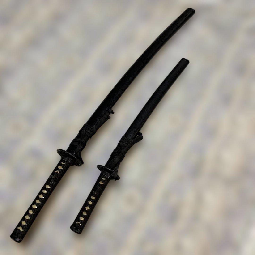 上級模造刀大小２本 黒柄 龍彫透し丸鍔 黒鱗鞘