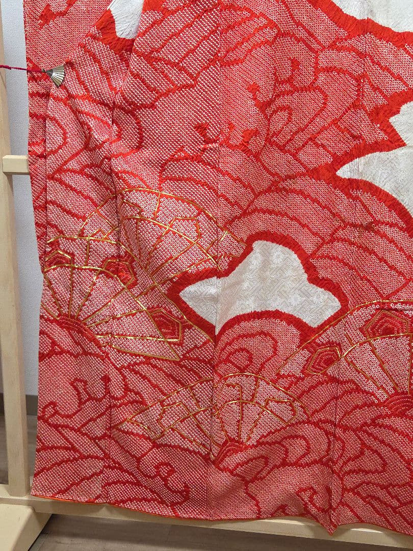 B レトロ 車輪に波模様 金駒刺繍 白 赤 絞り 正絹 振袖 成人式 着物