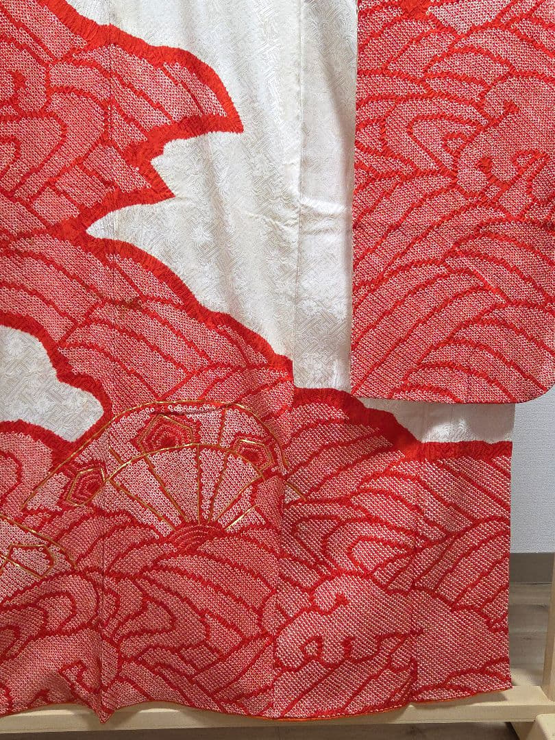 B レトロ 車輪に波模様 金駒刺繍 白 赤 絞り 正絹 振袖 成人式 着物