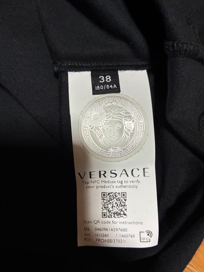 【新品タグ付き】VERSACE セーフティピン ロゴ　Ｔシャツ　黒