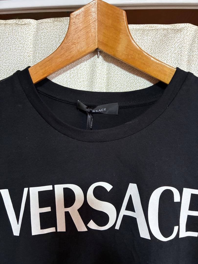 【新品タグ付き】VERSACE セーフティピン ロゴ　Ｔシャツ　黒