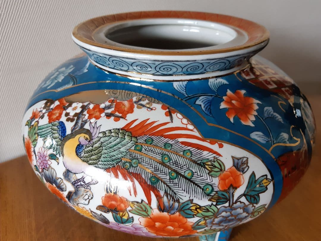 絢爛華やかな三脚飾り壺