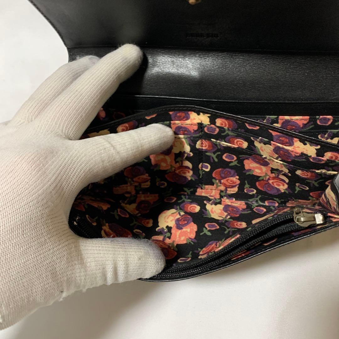 美品　希少　エンボス加工 黒 二つ折り財布 蝶の装飾