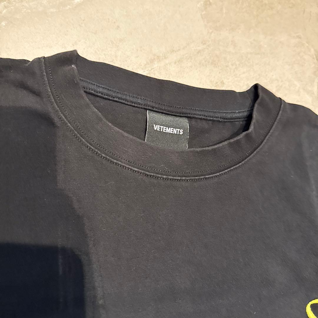 VETEMENTS ブラック Tシャツ