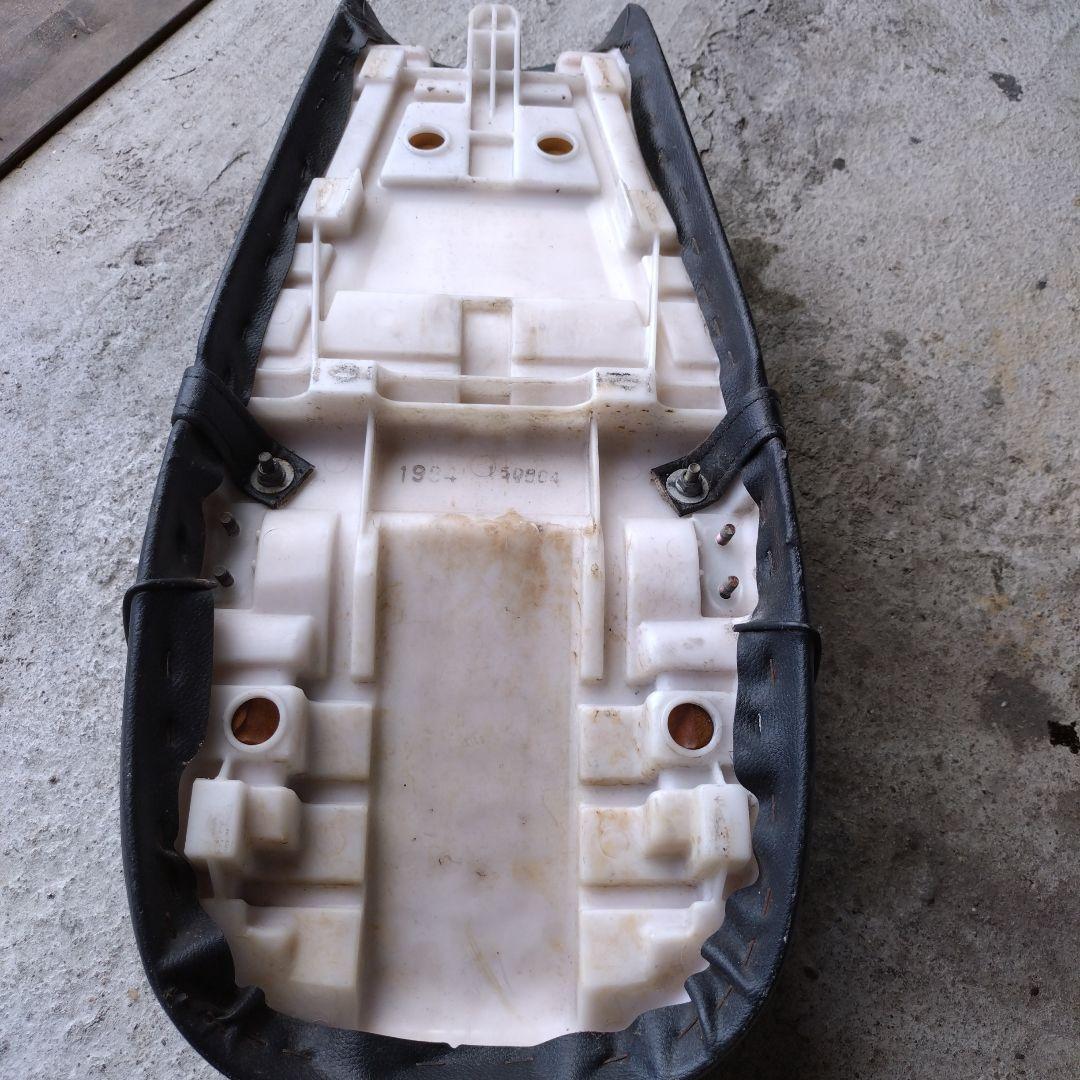 250TR 純正シート　破れあり　金具無し