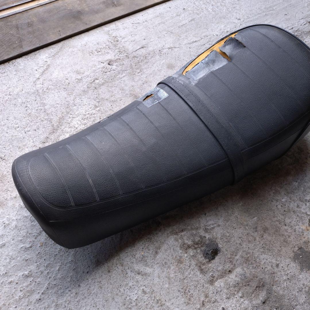 250TR 純正シート　破れあり　金具無し