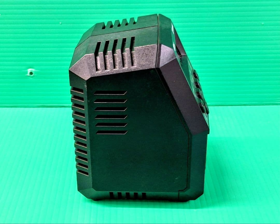ラジコン用バッテリー充電器 ハイテック製 X2バーティカルコンパクト。