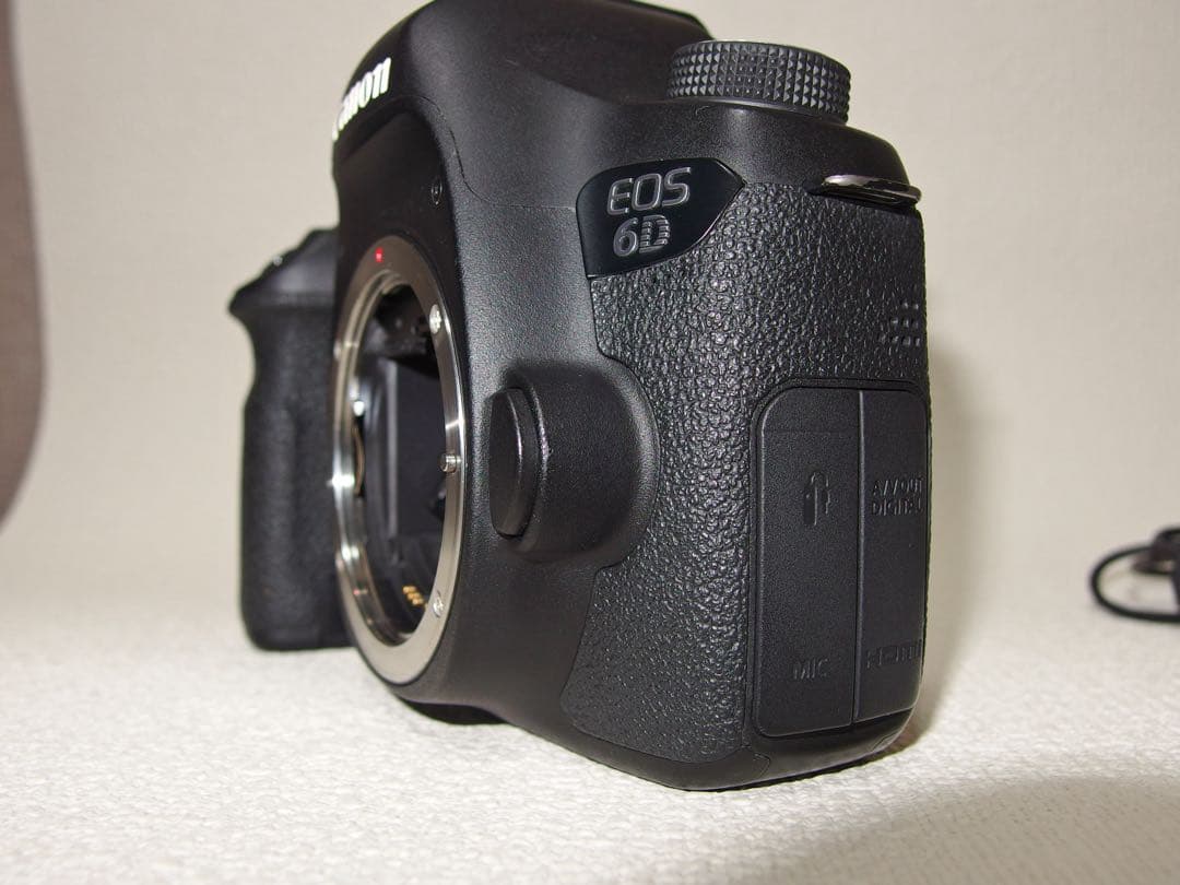 Canon EOS 6D ボディ　美品シャッター76900回 フルサイズ動作良好