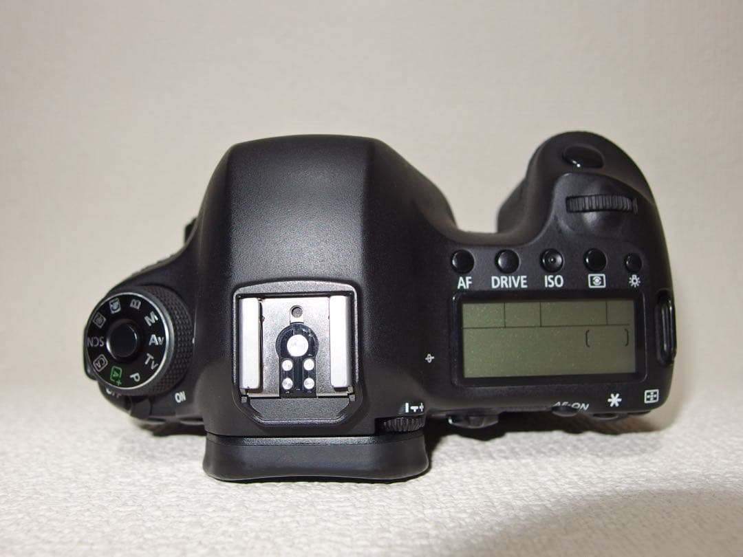 Canon EOS 6D ボディ　美品シャッター76900回 フルサイズ動作良好