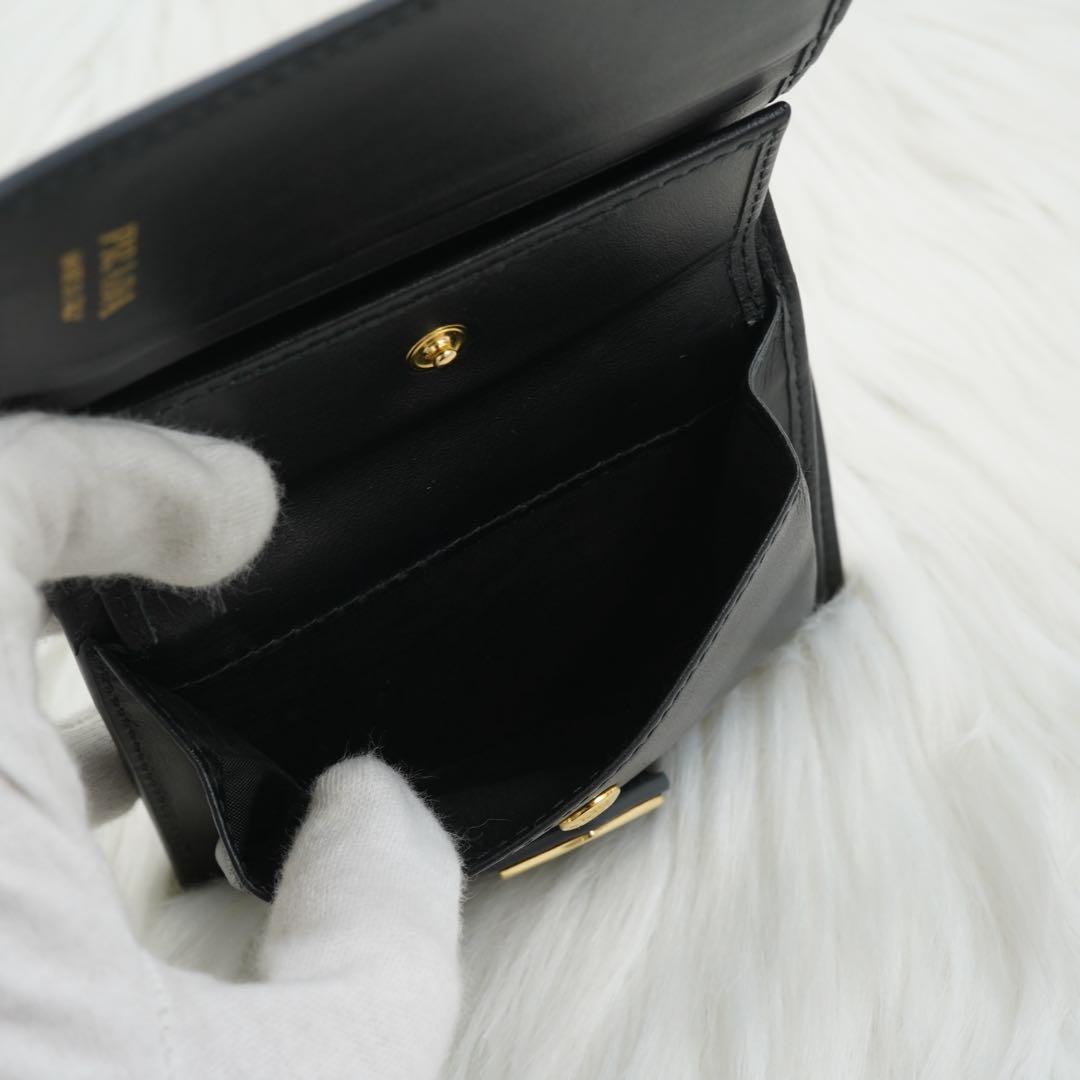 極美品　PRADA プラダ　二つ折り財布　サフィアーノレザー　三角プレート　黒