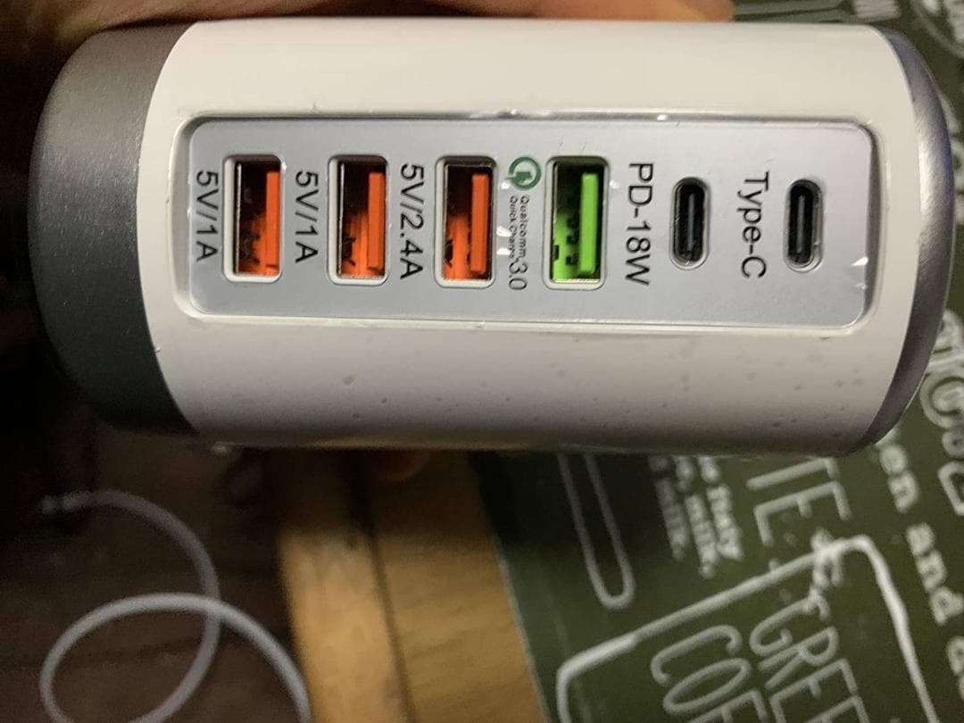 コンパクトなタワー型USB充電ステーション