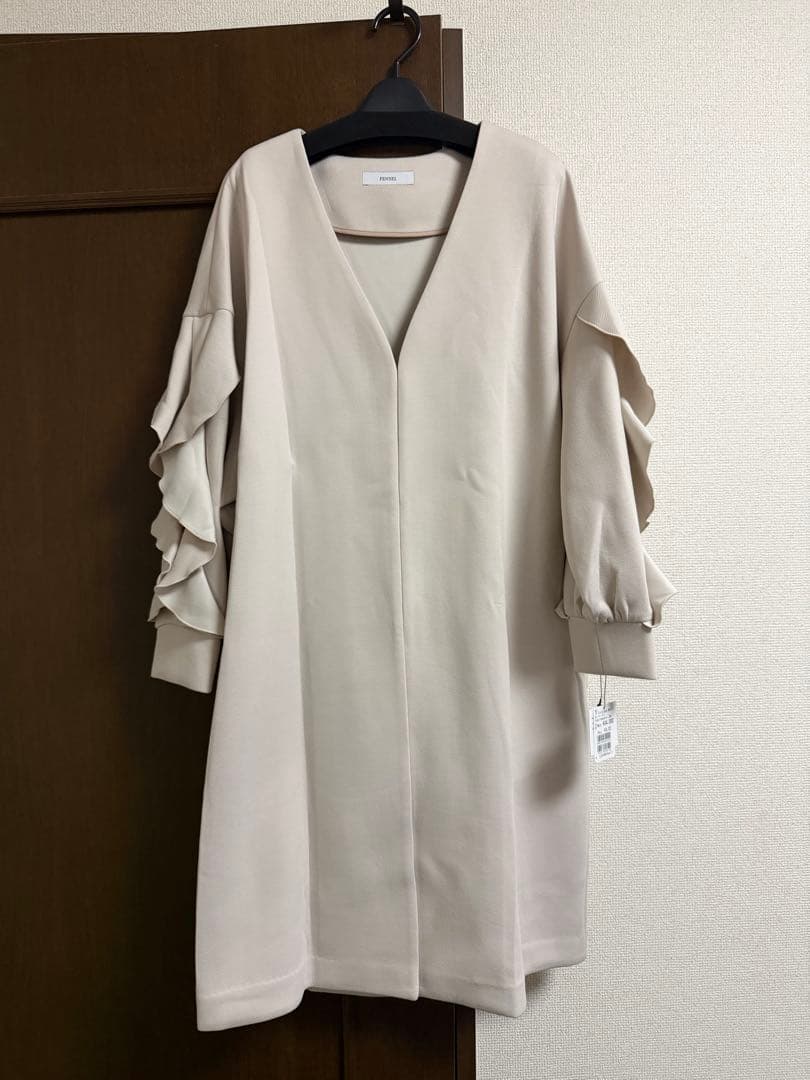 ヤマダヤ　FENNEL フェンネル　Vネックフリルスリーブコート　ベージュ　新品