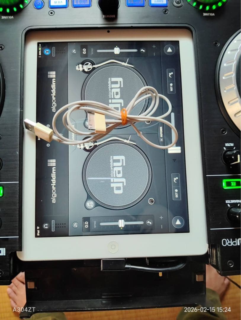 Numark iDJ PRO DJコントローラーとiPad2のセット