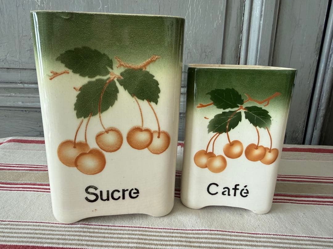 フランスアンティーク　チェリー柄のSucreとCaféのキャニスター2個セット