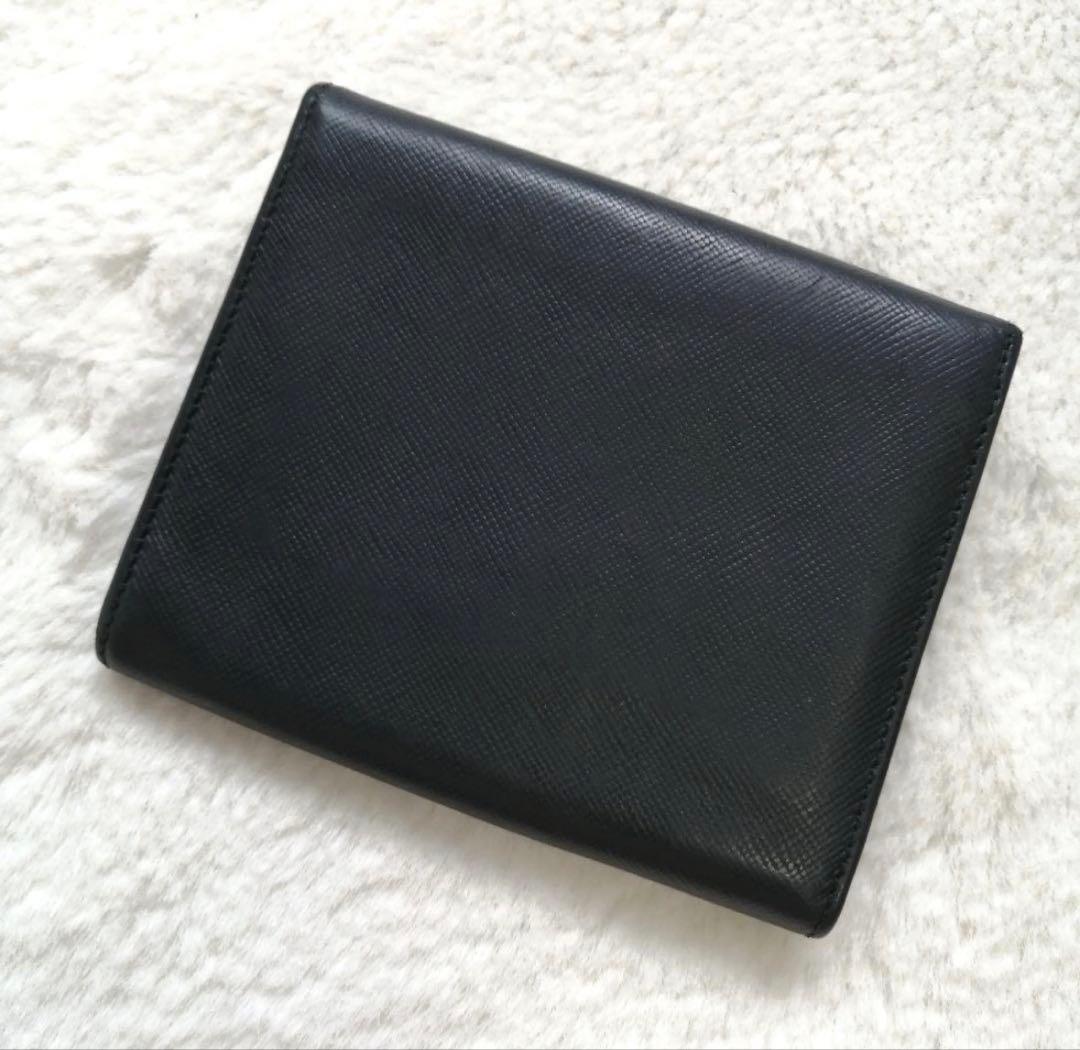 プラダ　三つ折り財布　サフィアーノレザー　三角ロゴプレート　ブラック　ホック