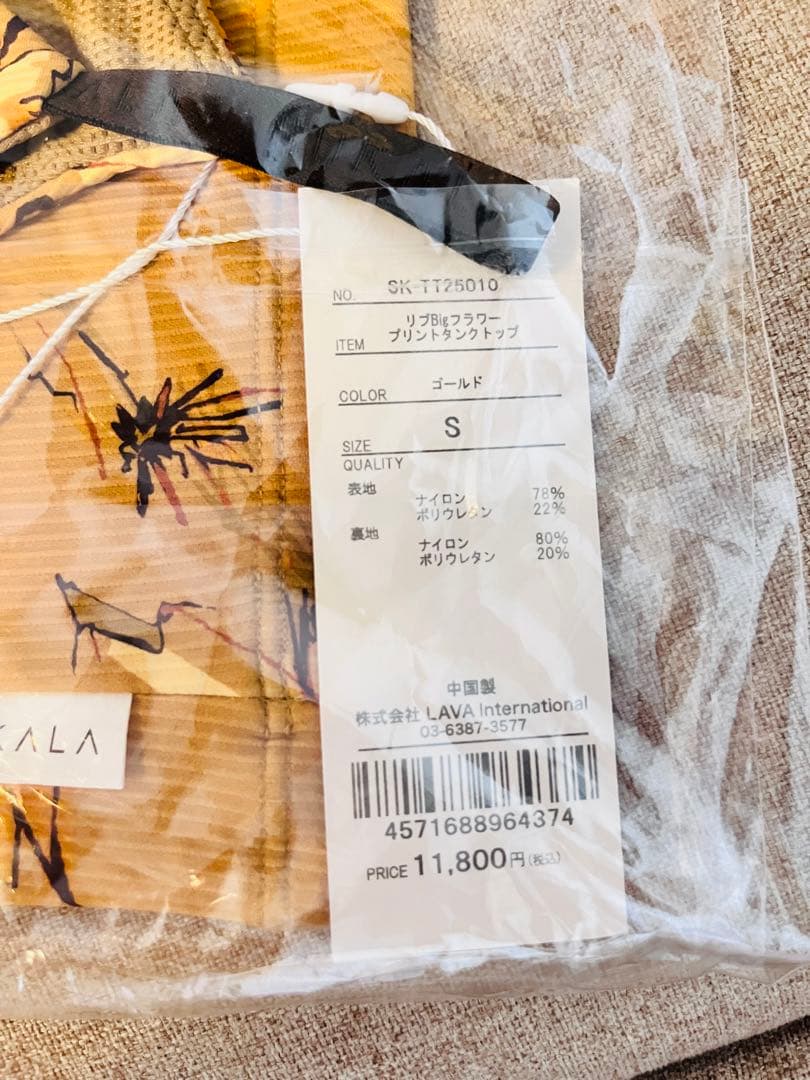 新品⭐︎ 【SUKALA】リブBigフラワープリントタンクトップ　ゴールド、S