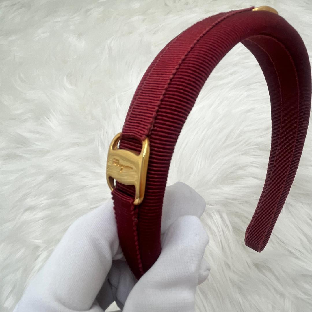 希少品美品✨Ferragamo フェラガモ カチューシャ　レッド　ロゴプレート