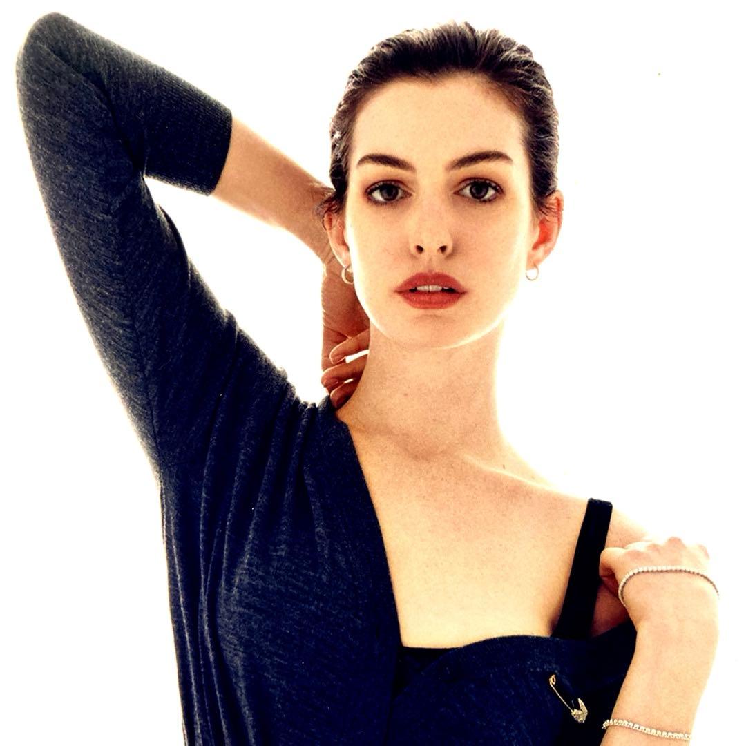 セール中…アン・ハサウェイ直筆サイン入り超大型写真…Anne Hathaway