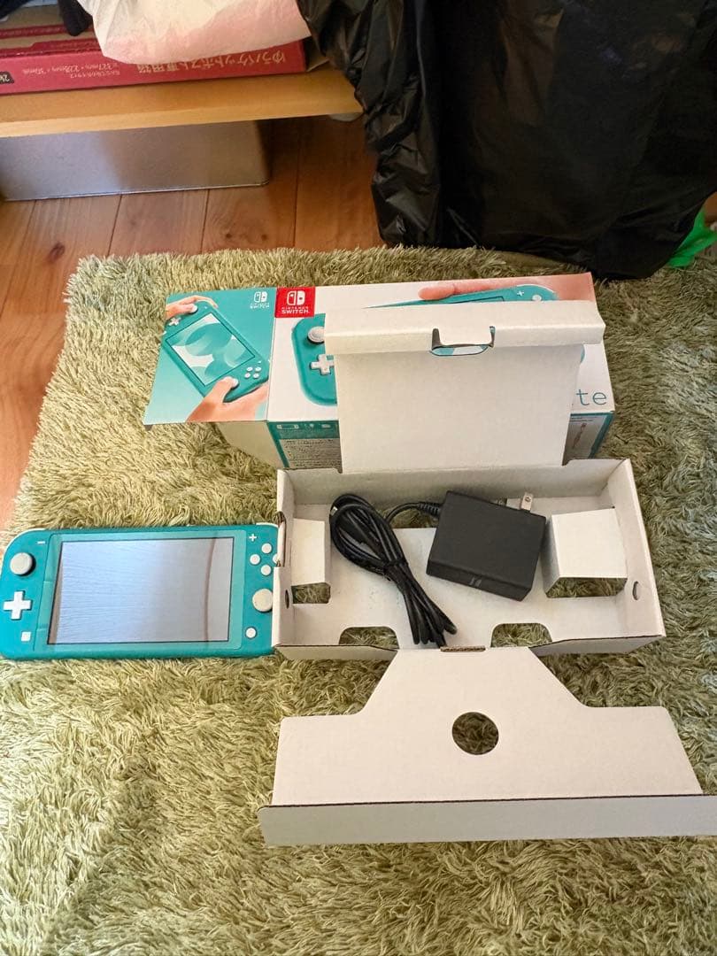 出品中の任天堂Switch の箱と充電器と本体 　確認用なので買わないでください