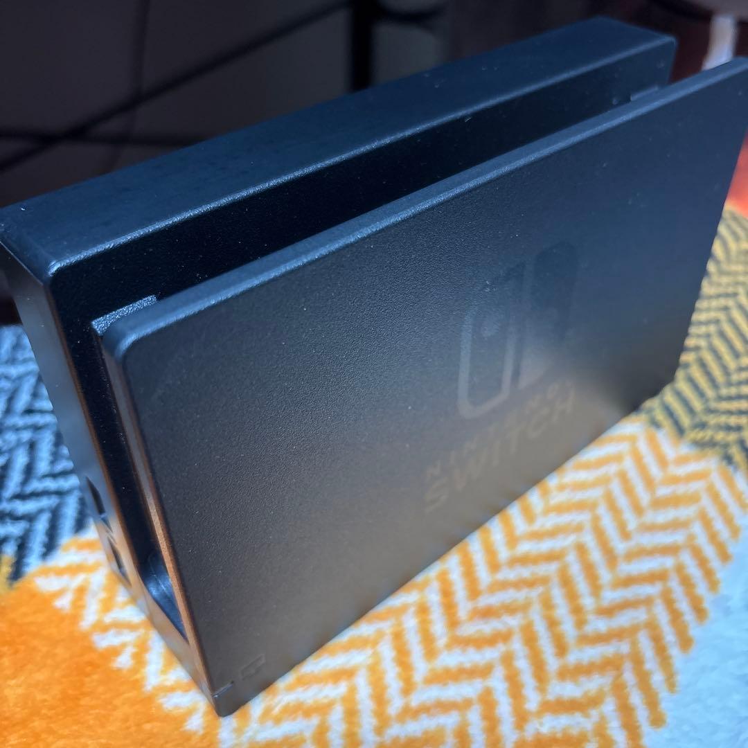 Nintendo Switch 本体 + 本体・ジョイコンカバー