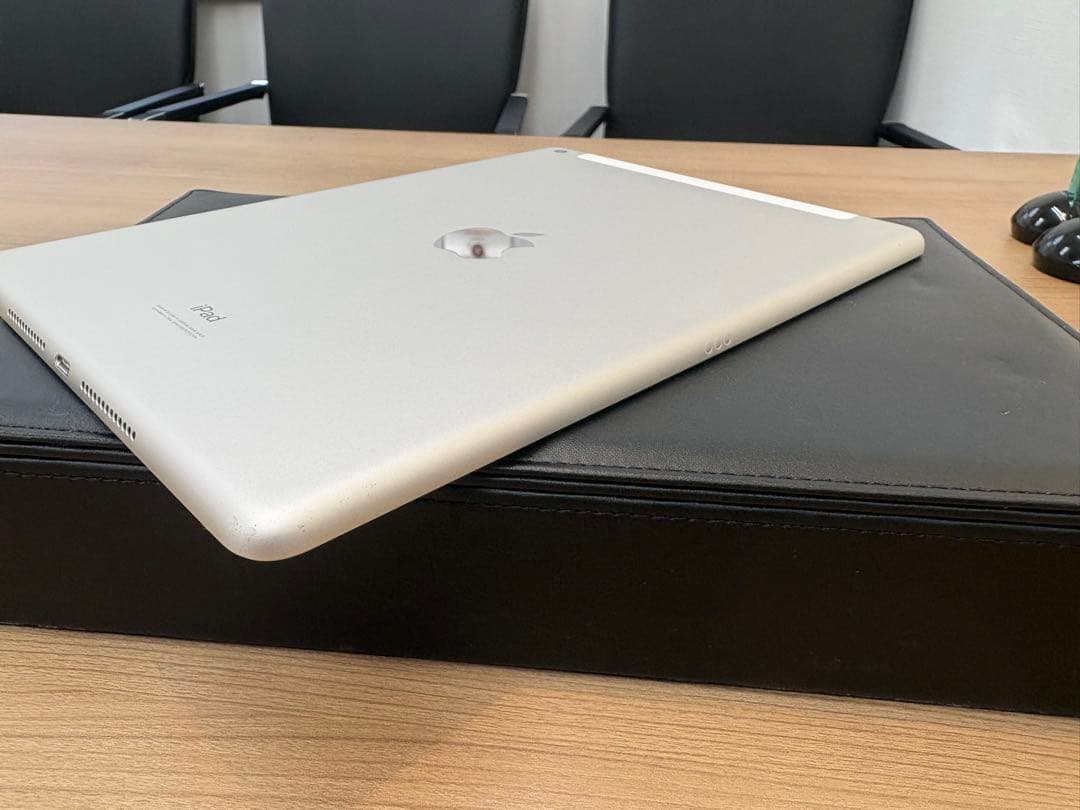 Apple iPad (第8世代) シルバー　セルラー　Wi-Fiモデル