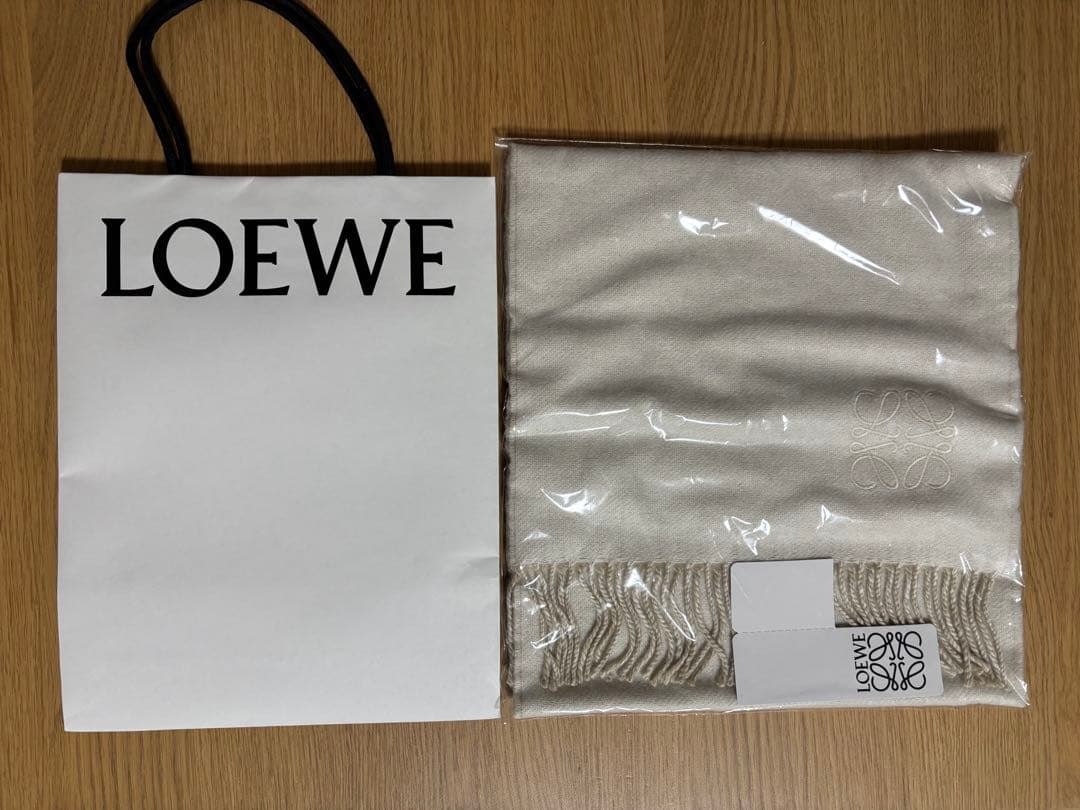 【はるくん】【新品未使用】マフラー　LOEWE アイボリー/サンド
