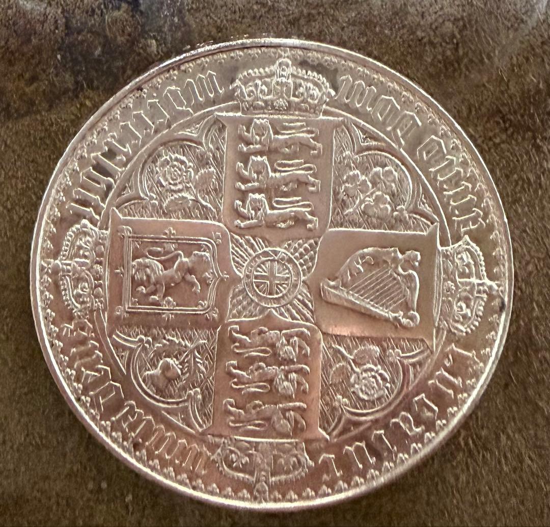 イギリスのヴィクトリア女王が描かれた**「ゴチッククラウン銀貨1847年**