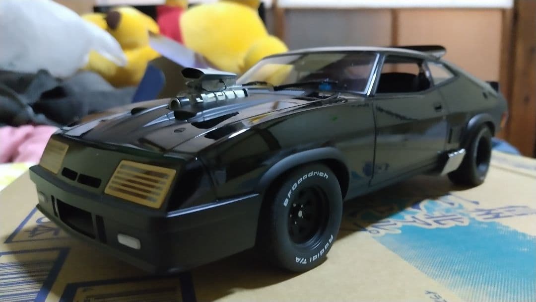 マッドマックスインターセプトター1/18スケール。