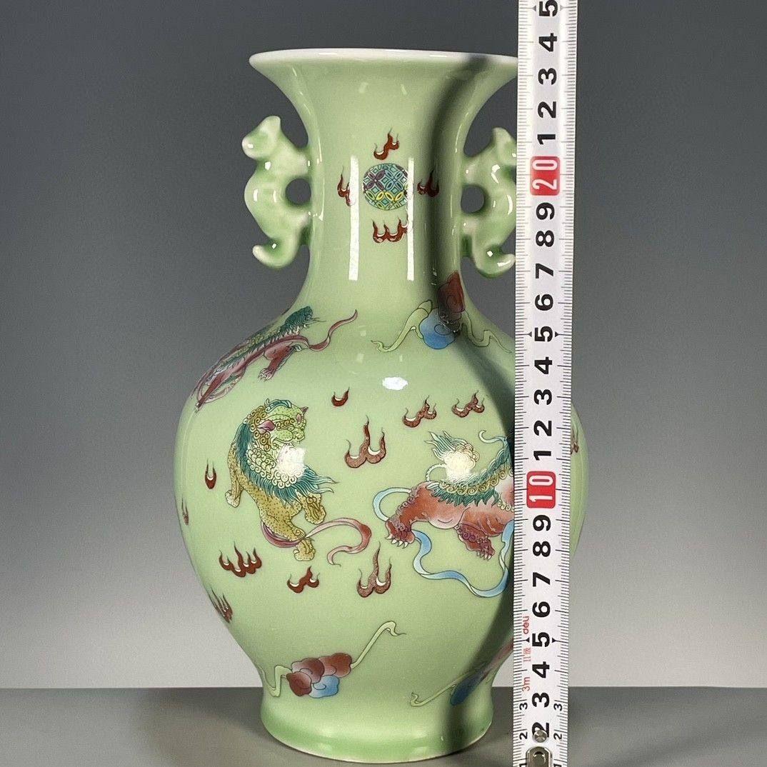 豆青釉麒麟紋の両耳賞瓶 景徳鎮 陶磁器 装飾品 現代工芸品 美術品 置物