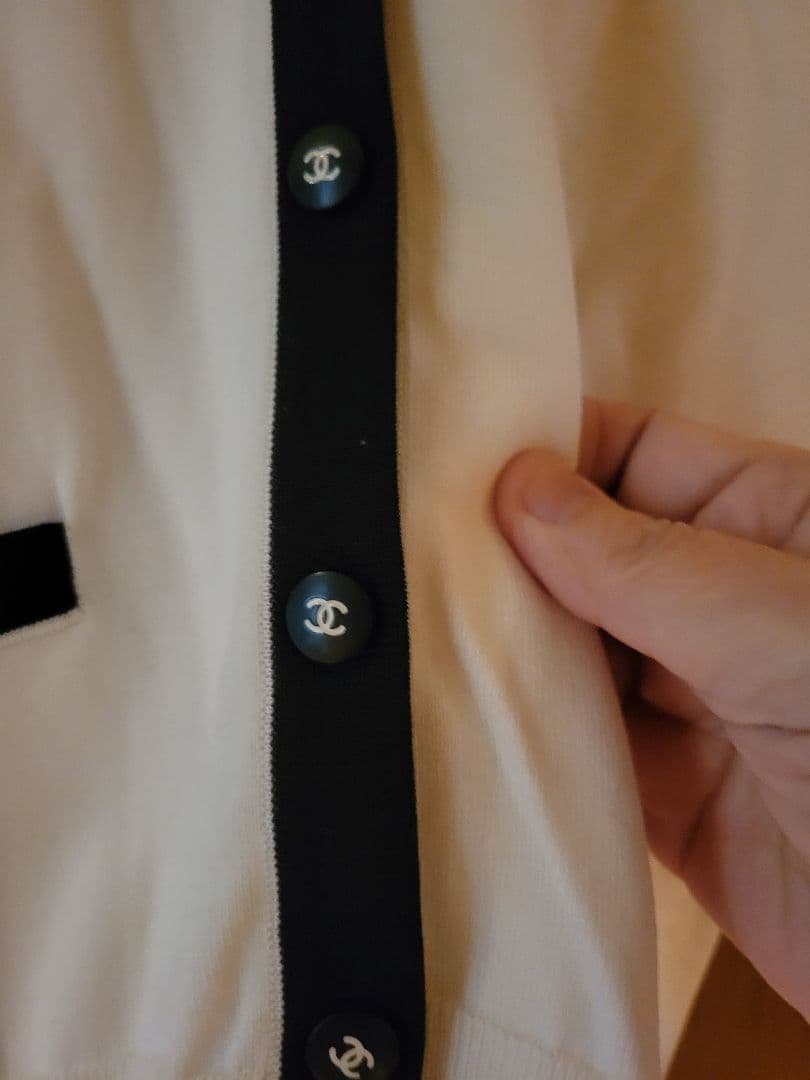 CHANEL ホワイト Vネックカーディガン