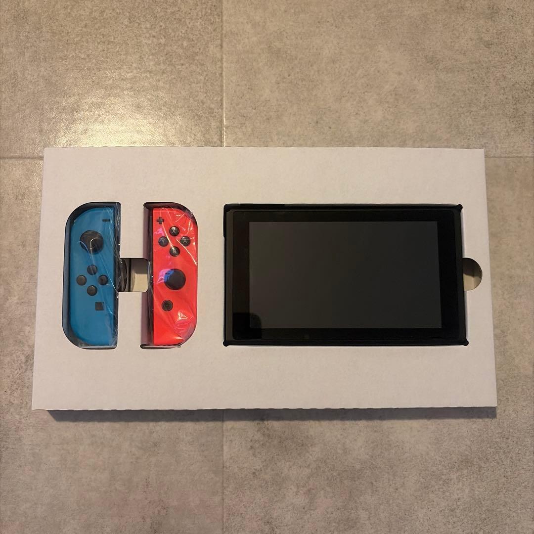 Switch本体とカセット4つセットです♪ 動作良好です。