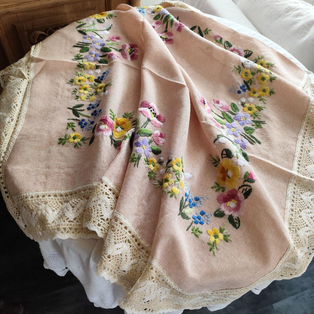 カロチャ刺繍 色とりどり　花の毛糸刺繍 野の花 テーブルクロス