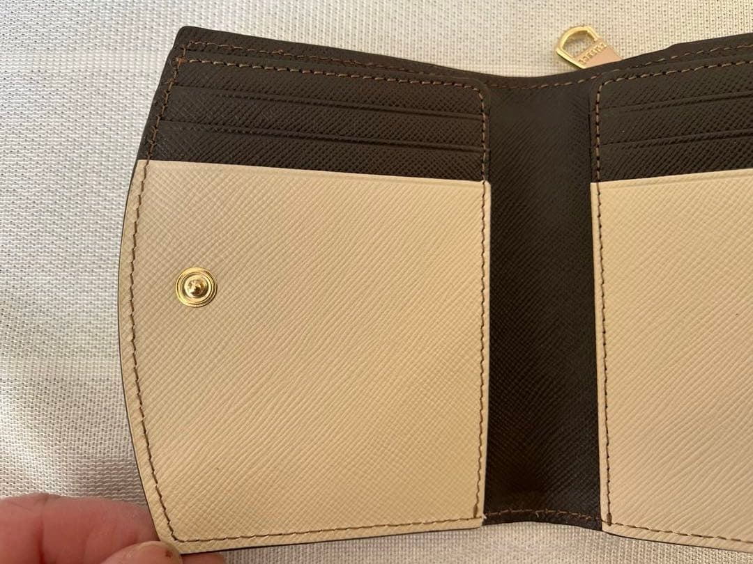 ルチル！ラシットベージュ エンボス加工レザー スリムな二つ折り財布　箱なし