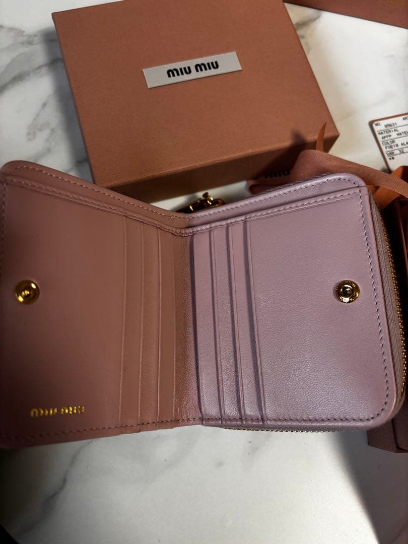 新品未使用MIU MIU 二つ折り財布 ピンク