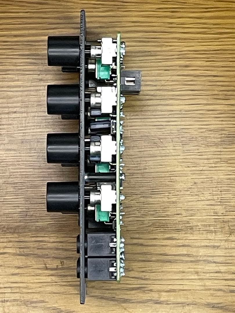 behringer FOUR PLAY モジュラーシンセ　ユーロラック