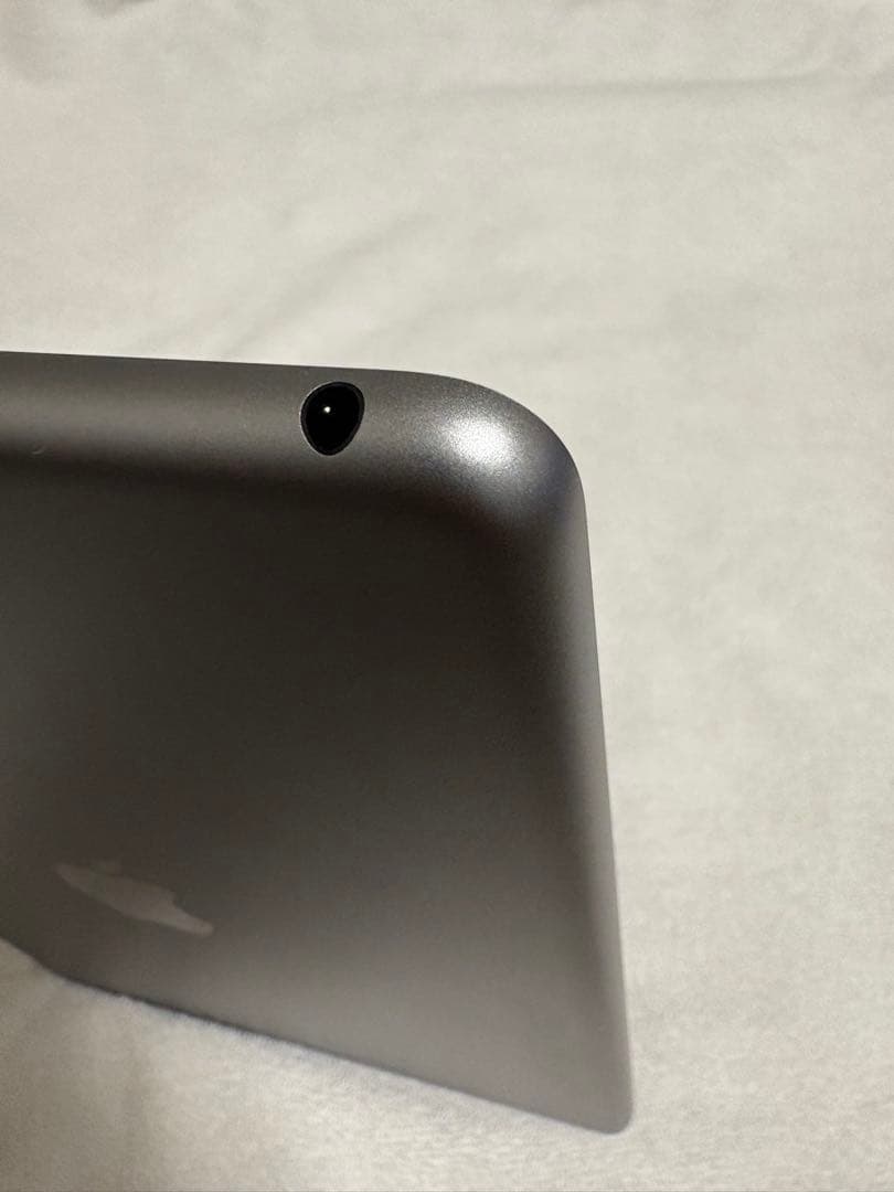 iPad 第6世代 32GB Wi-Fiモデル シルバー [動作良好] カバー付