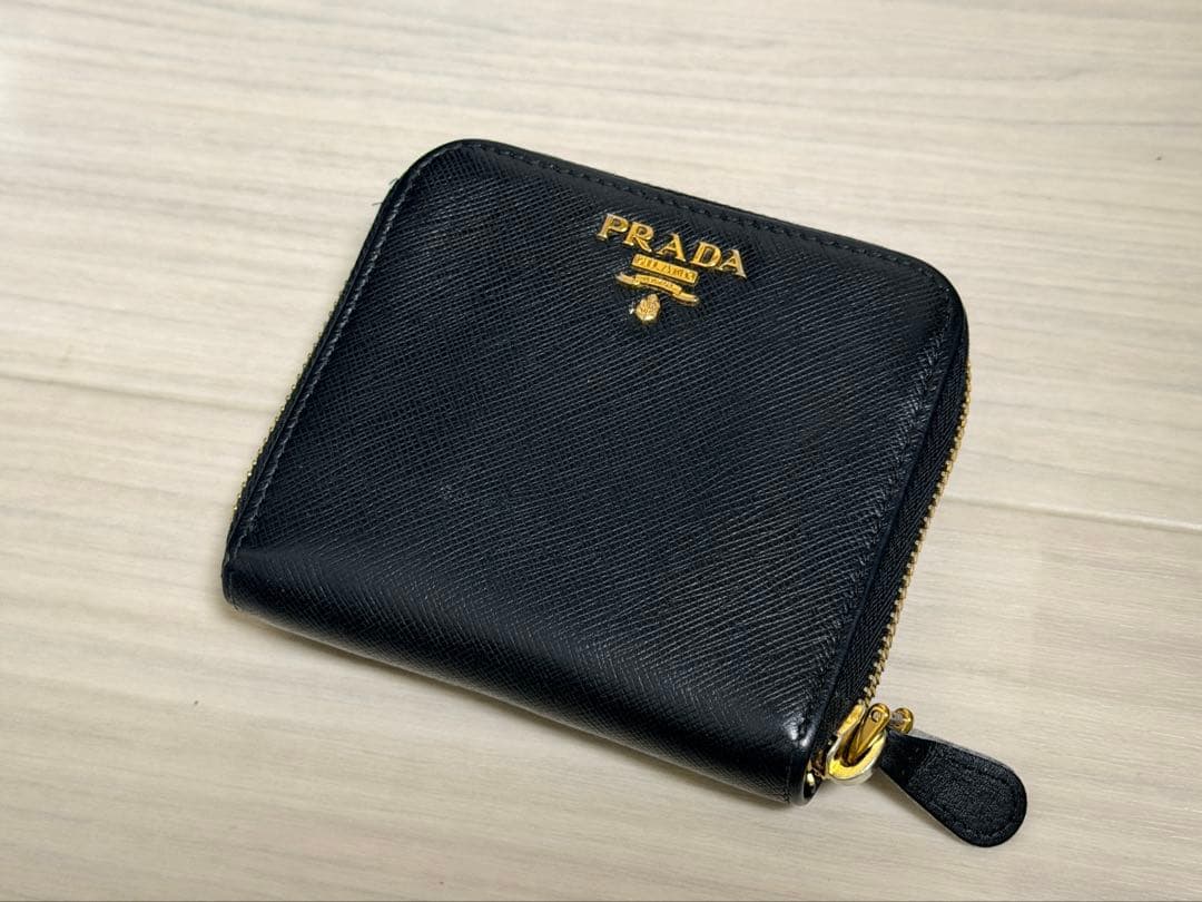 PRADA サフィアーノ ブラックレザー 二つ折り財布 ラウンドファスナー