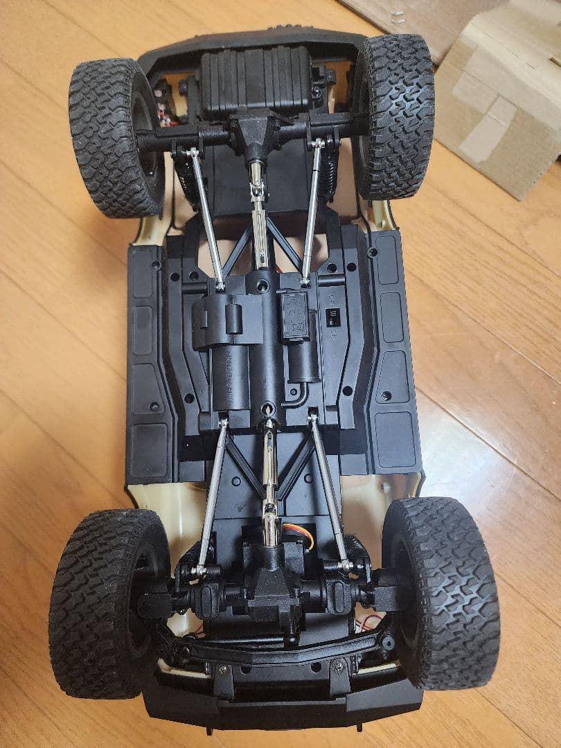 オフロードRCカー 4WD ベージュ