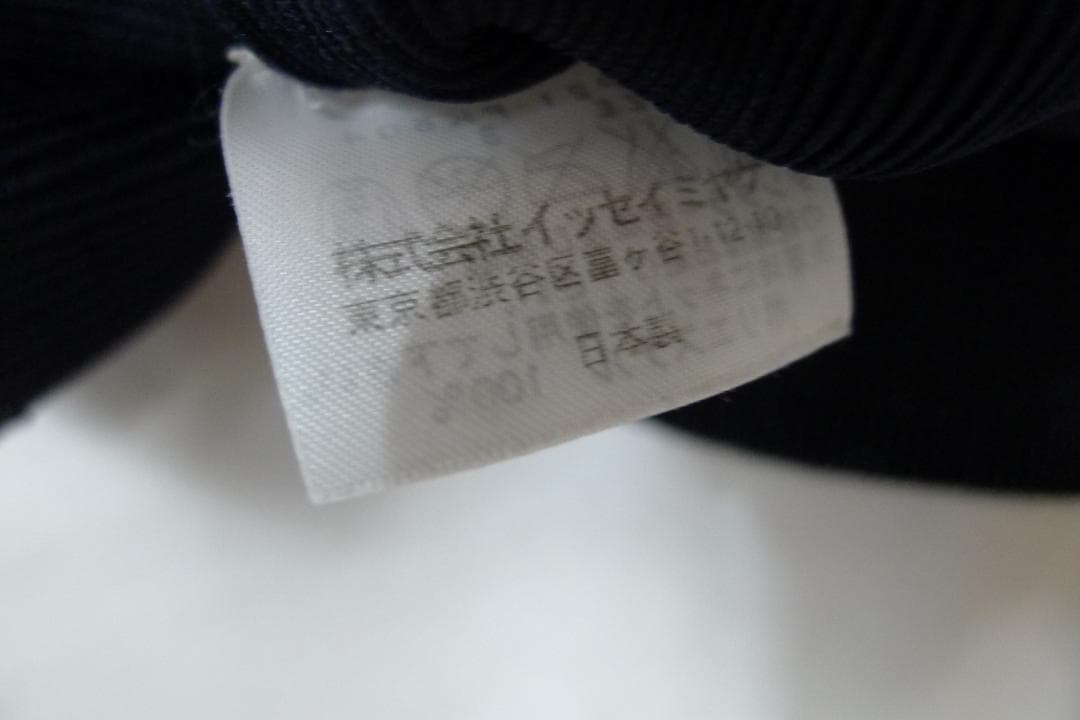 イッセイミヤケ　PLEATS プリーツ デザイン トップス 黒色 3