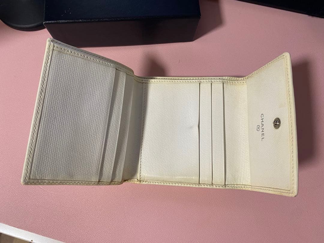 CHANEL 三つ折り財布 白