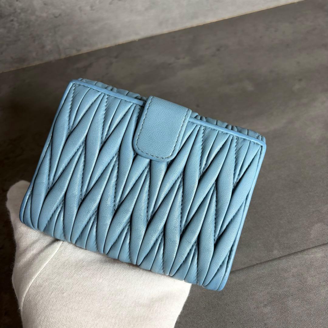 【希少カラー・美品】miumiu ミュウミュウ 二つ折り財布 ライトブルー
