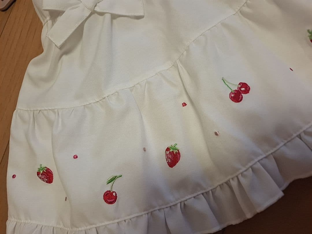 メゾピアノ/いちご刺繍のホワイトワンピース