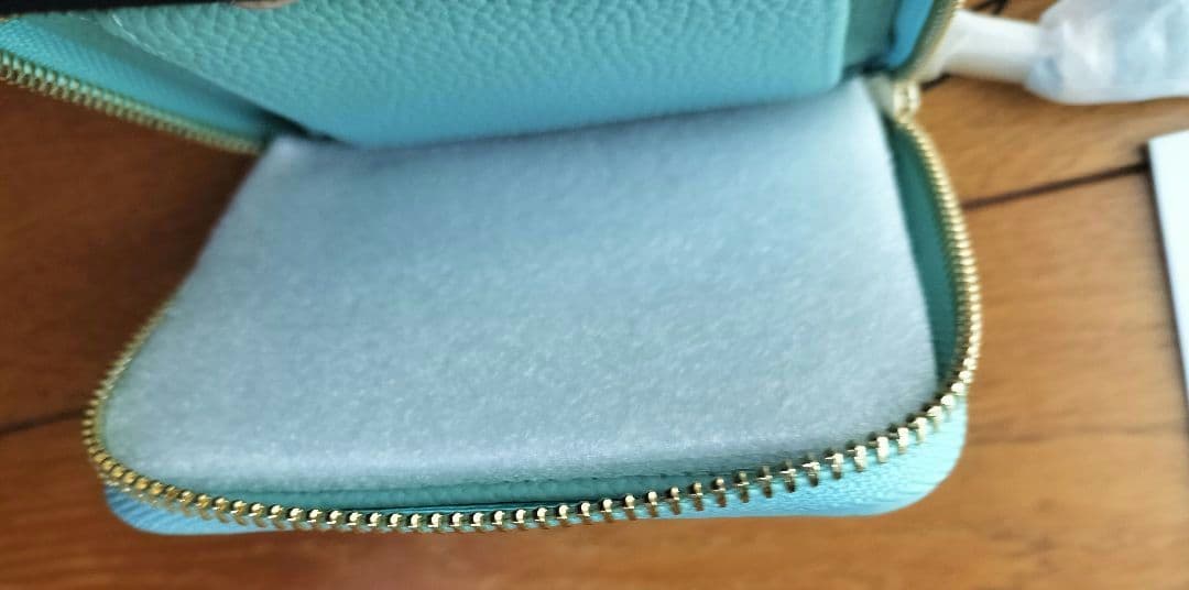 新品　タグ・保存袋付き　シュリンクレザー 二つ折り 財布　定価13,200円
