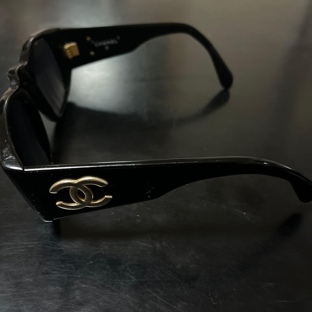 CHANEL ブラック サングラス ロゴ付き