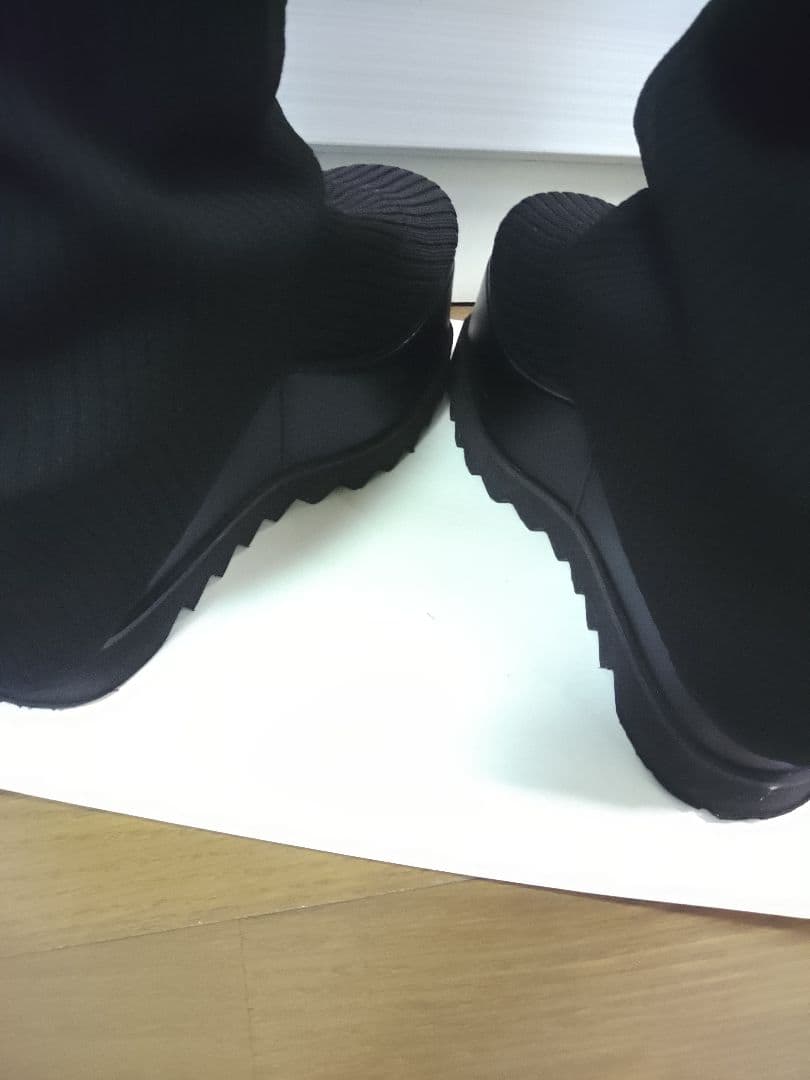 MURUAの黒のルージーソックブーツ