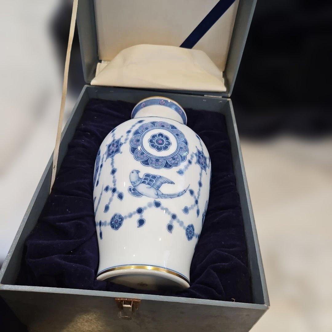 大倉陶器園　青と白の花鳥模様 陶器花瓶 専用箱入り
