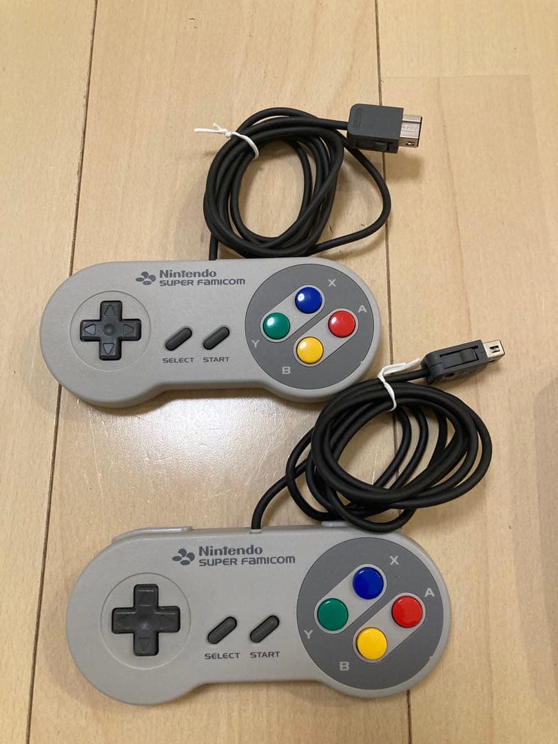 ニンテンドークラシックミニ　スーパーファミコン本体とコントローラー2個