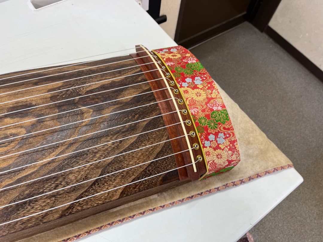琴　お琴　箏　すだれ彫り　和楽器　13弦　花柄装飾　並甲　くり甲　f721