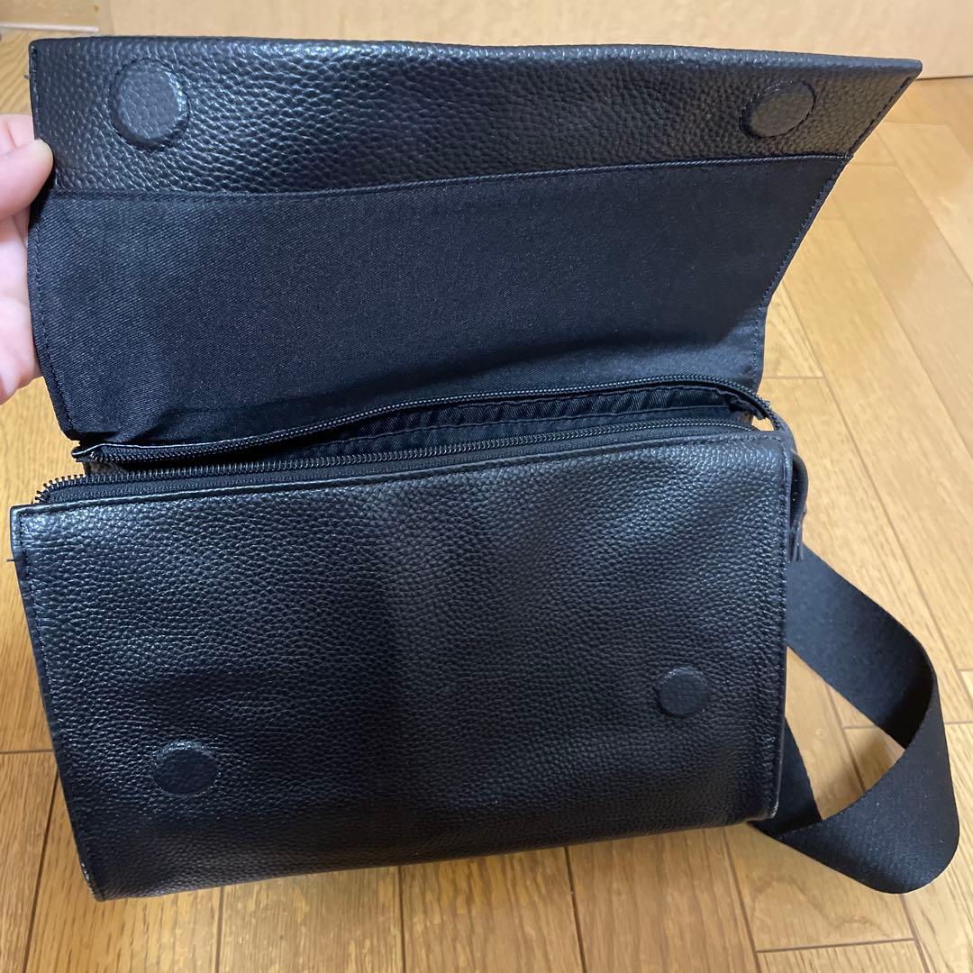 イアパピヨネ　　レザー ボディバッグ 黒